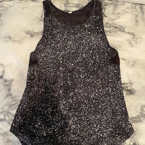 Black and white patterned lululemon workout top